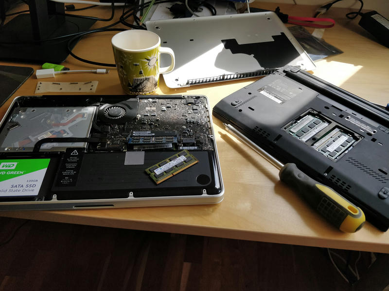 Work area. The Thinkpad used for flashing on the right, the MBP that caused the whole problem on the left.